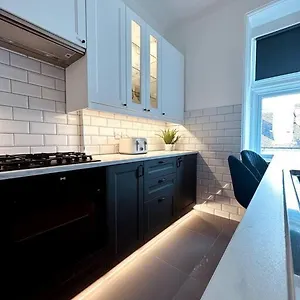 Apartment The Retreat - Large Luxury Apartment, Two Mins From, Bournemouth